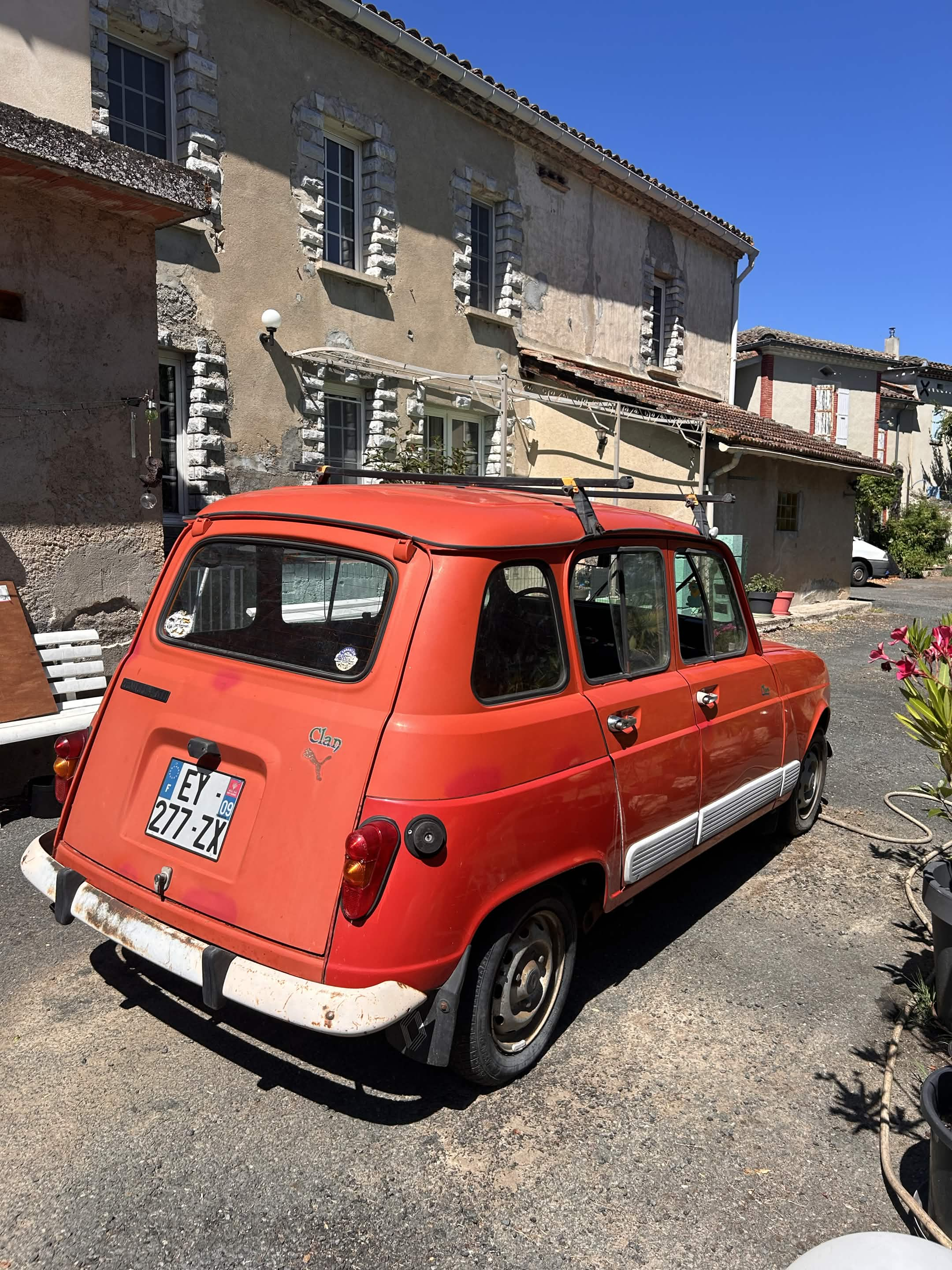 La 4L de l'équipage