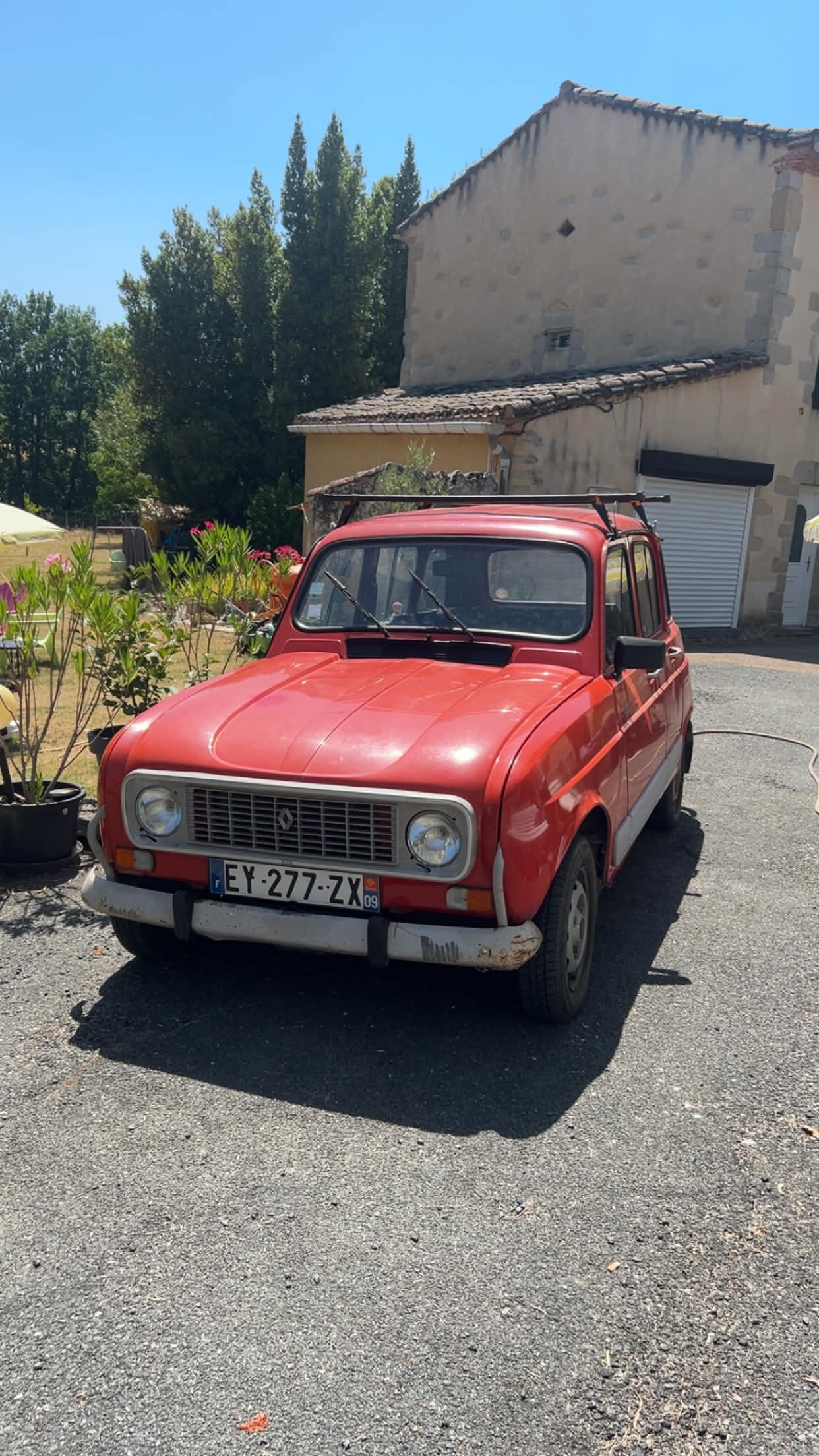 La Renault 4L de l'équipage Maldoro